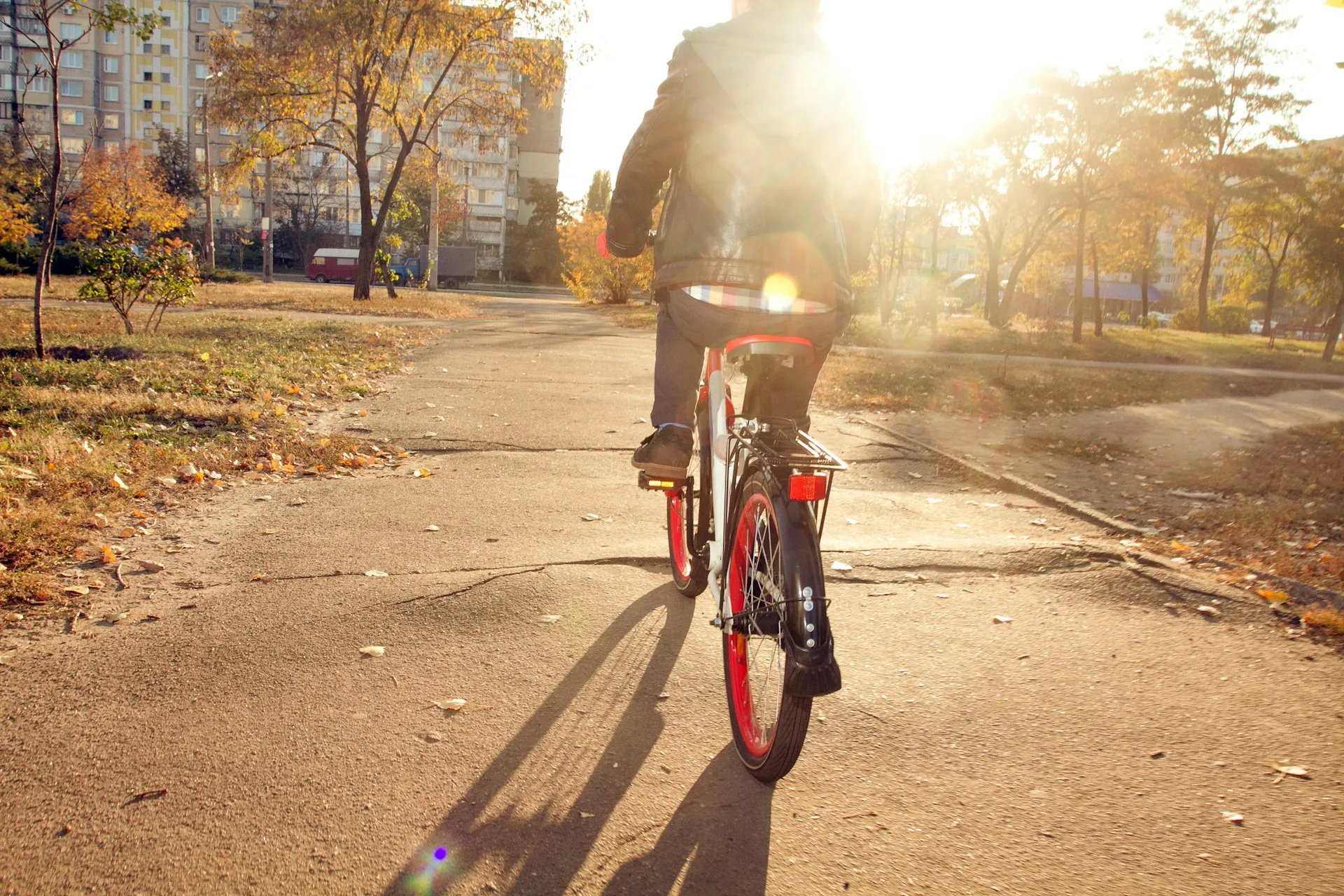 Chico en bicicleta hacia el atardecer