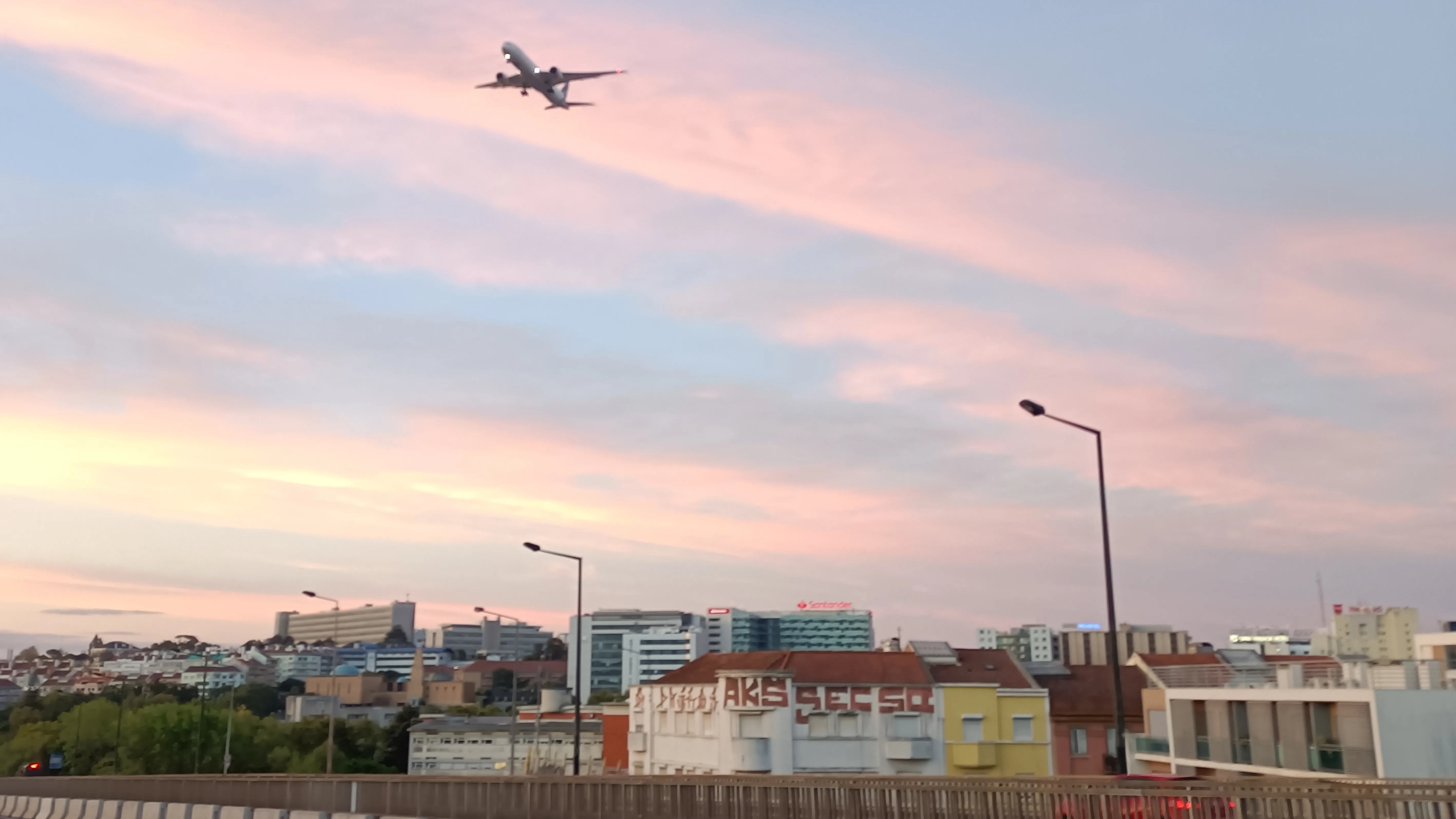 Un avión a aterrizar